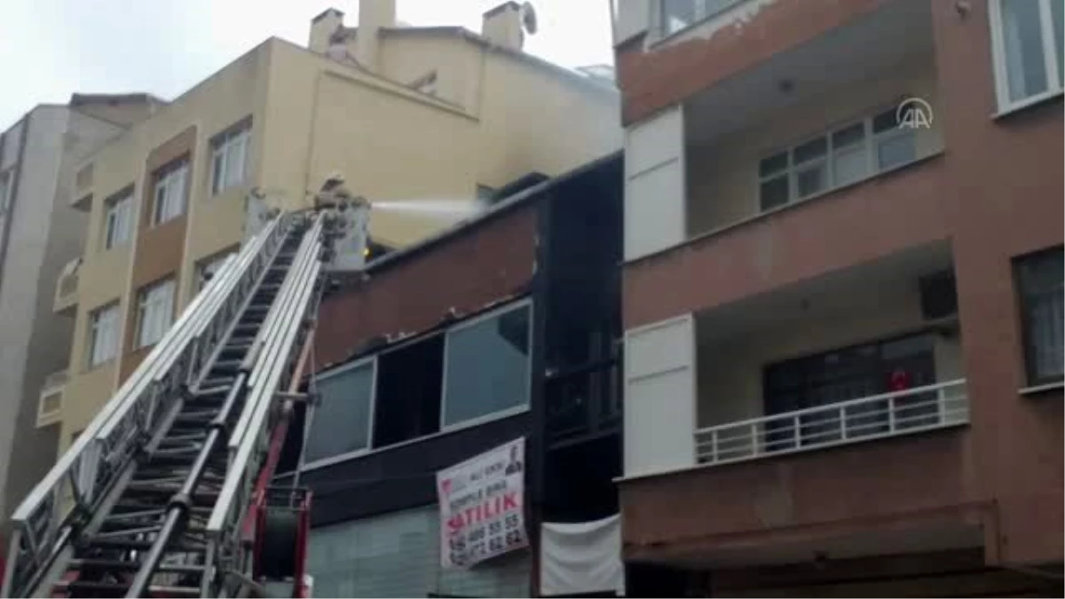 Son dakika haber! Ataşehir\'de 3 katlı iş yerinin çatısı yandı