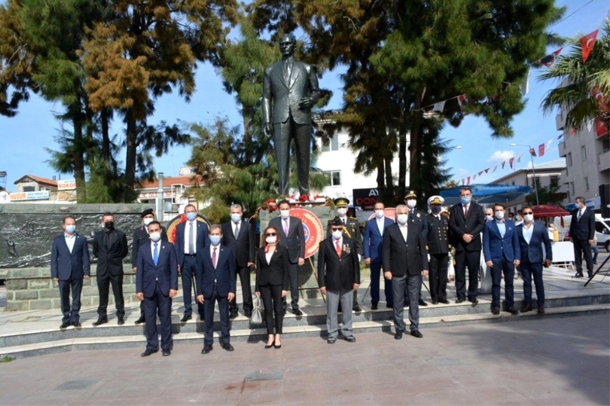 Ayvalık\'ta Cumhuriyet Bayramı etkinlikleri çelenk sunma töreni ile başladı