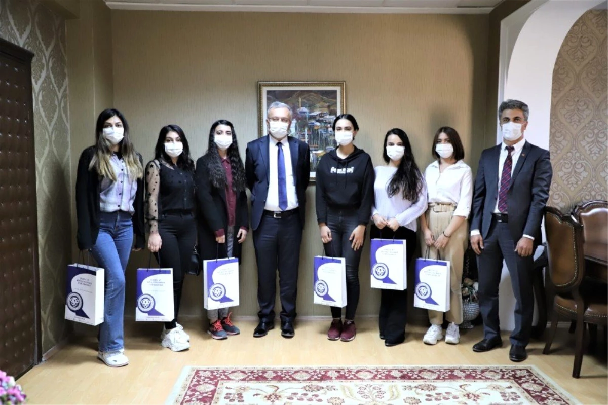 Azerbaycanlı tıp öğrencilerinden Rektör Akın\'a ziyaret