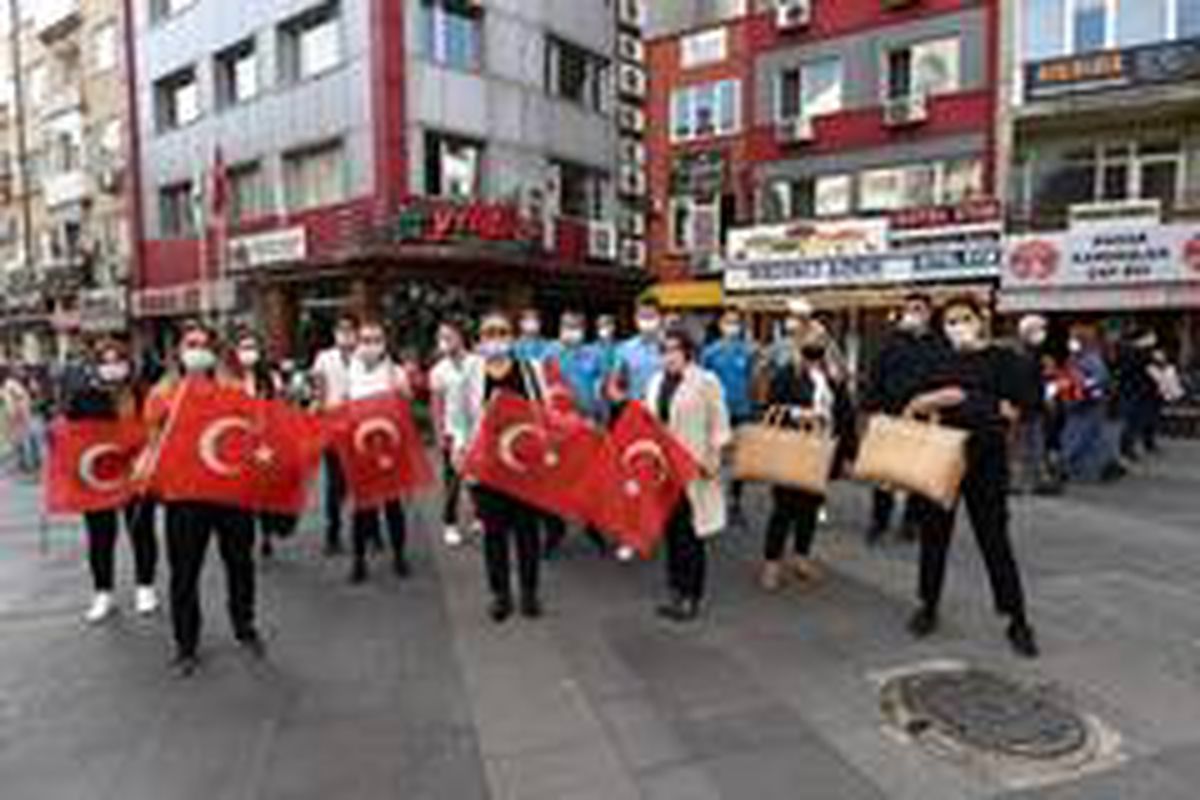 Balıkesir\'de vatandaşlara 27 bin bayrak dağıtıldı