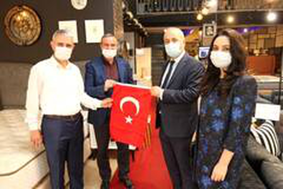 Başkan Büyükgöz esnaflara Türk Bayrağı hediye etti
