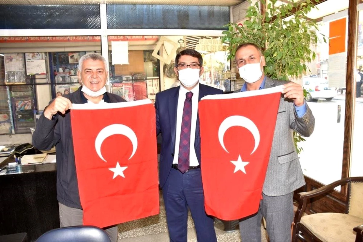 Başkan Çelik vatandaşlara Türk bayrağı dağıttı