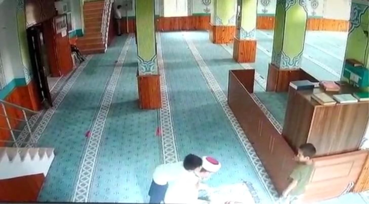 Son Dakika | Camiye giren çocukların imam ile oyunu yürekleri ısıttı