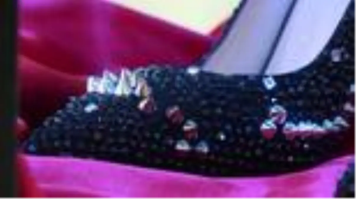 Eksposhoes Fuarı\'nda sergilenen üzerinde pırlanta, elmas ve beyaz altın bulunan ayakkabı ilgi çekti