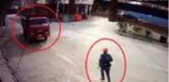 El freni çekilmeyen kamyonetin evin duvarına çarpma anı kamerada