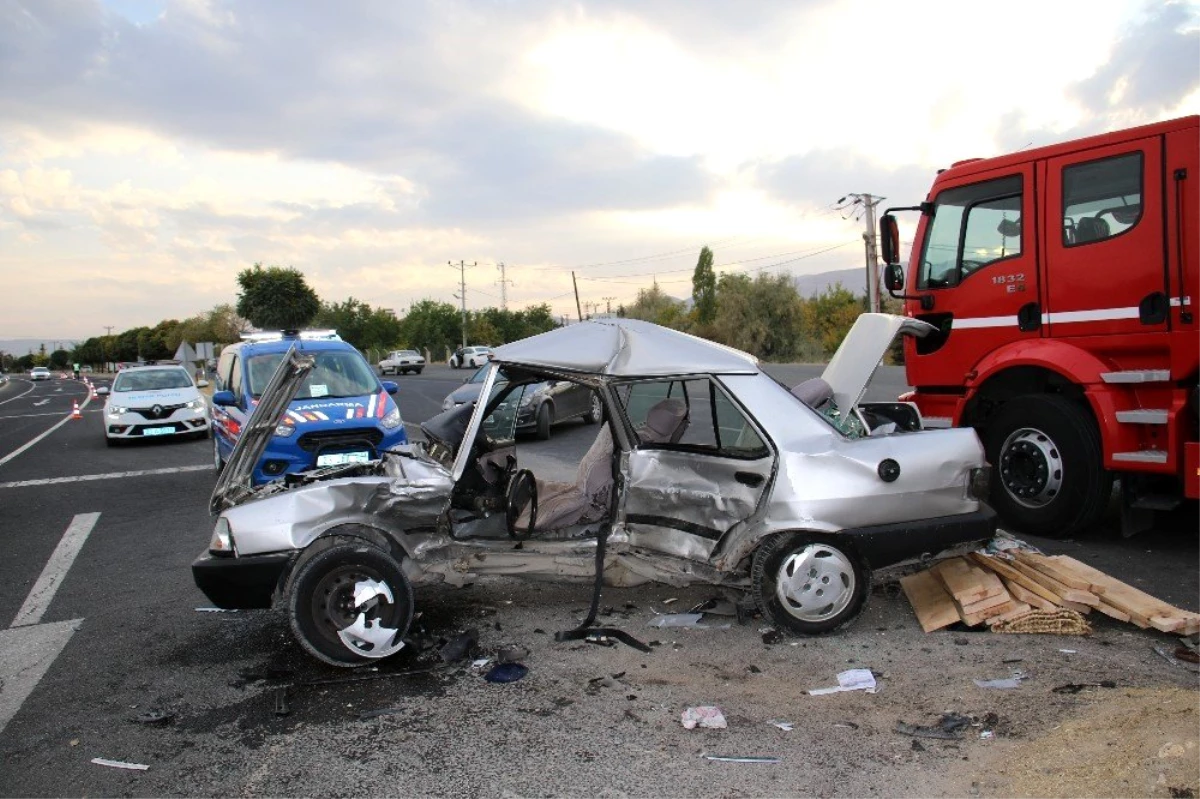 Elazığ\'da otomobiller çarpıştı: 1 ölü 2 yaralı