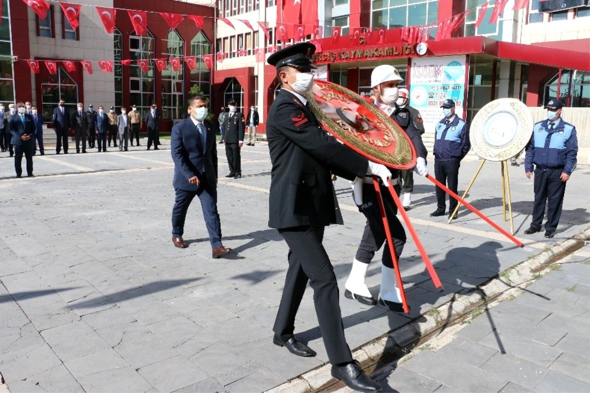 Erciş\'te 29 Ekim kutlama programı çelenk sunumuyla başladı