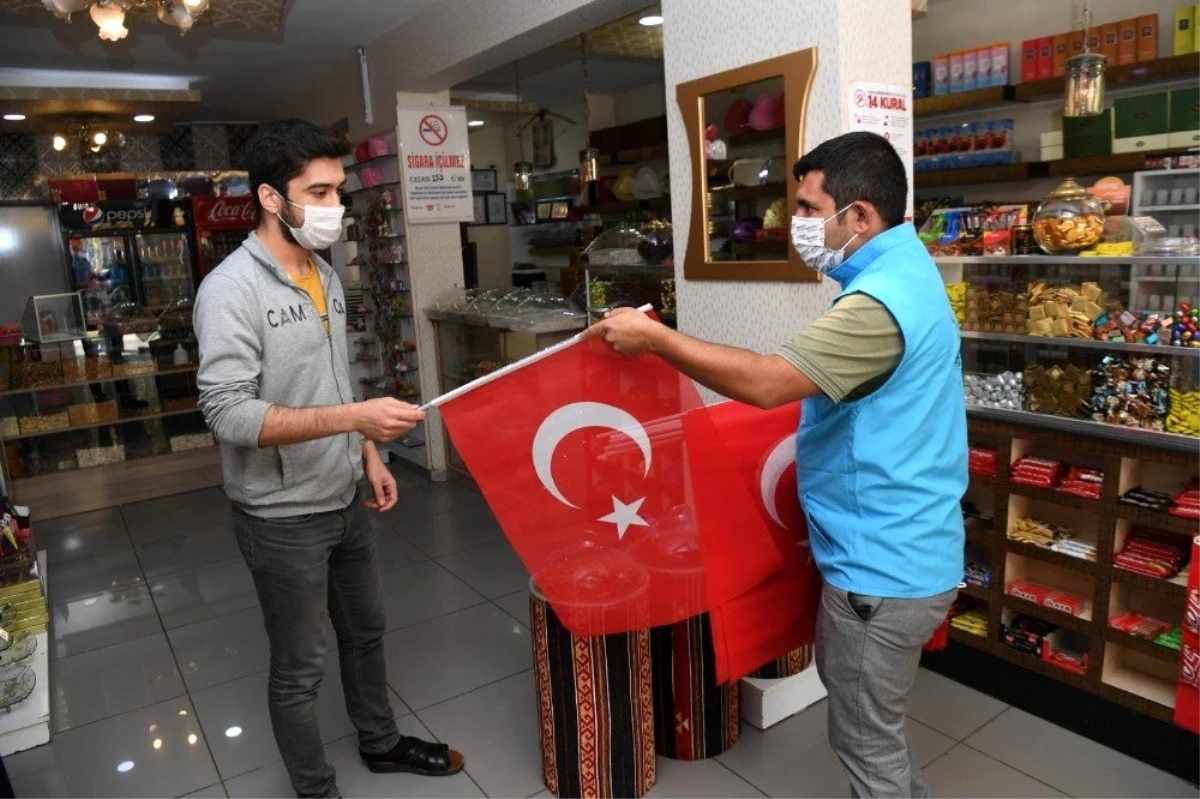 Esnafa Türk bayrağı dağıtıldı