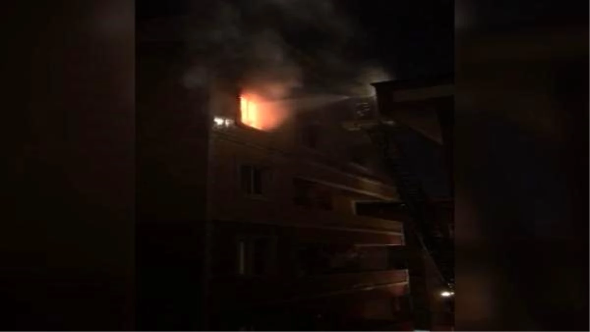 Eyüpsultan\'da 5 katlı binada yangın çıktı, mahalleli sokağa döküldü