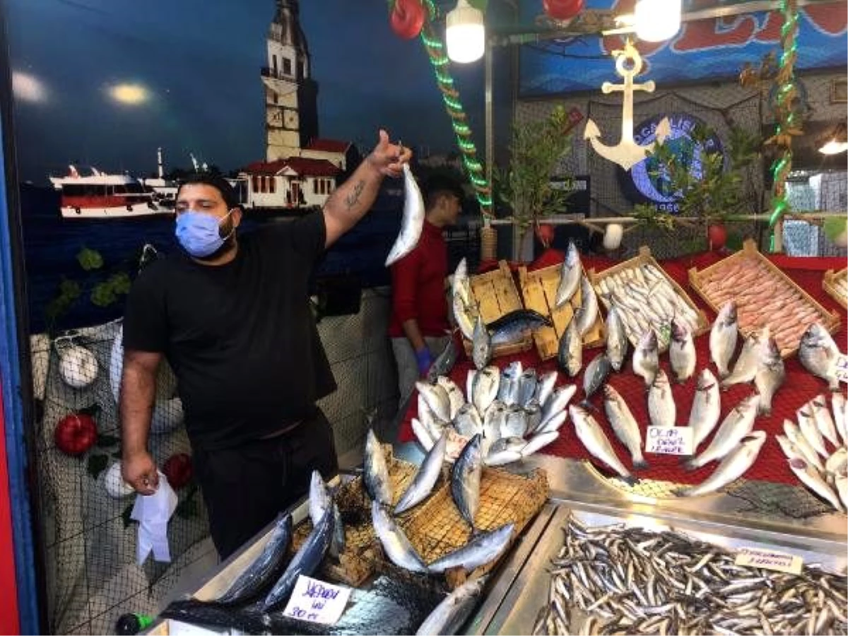Fiyatı düşen hamsi, balık pazarının gözdesi