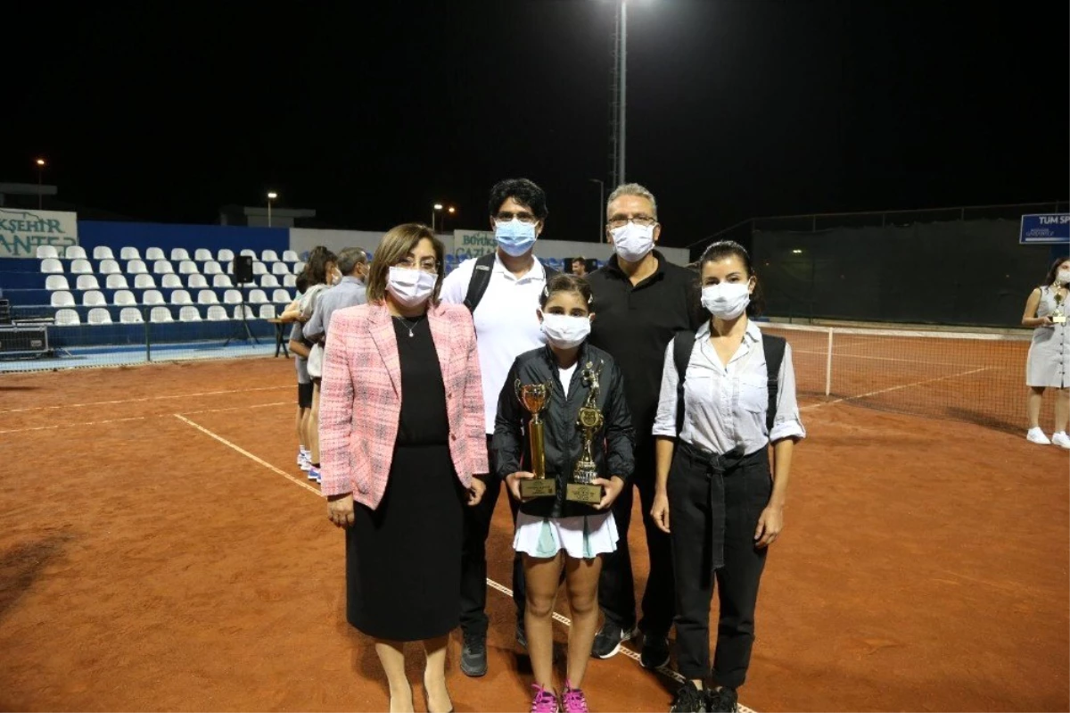 GKV\'li Ayda Akçayöz\'den teniste çifte şampiyonluk kazandı