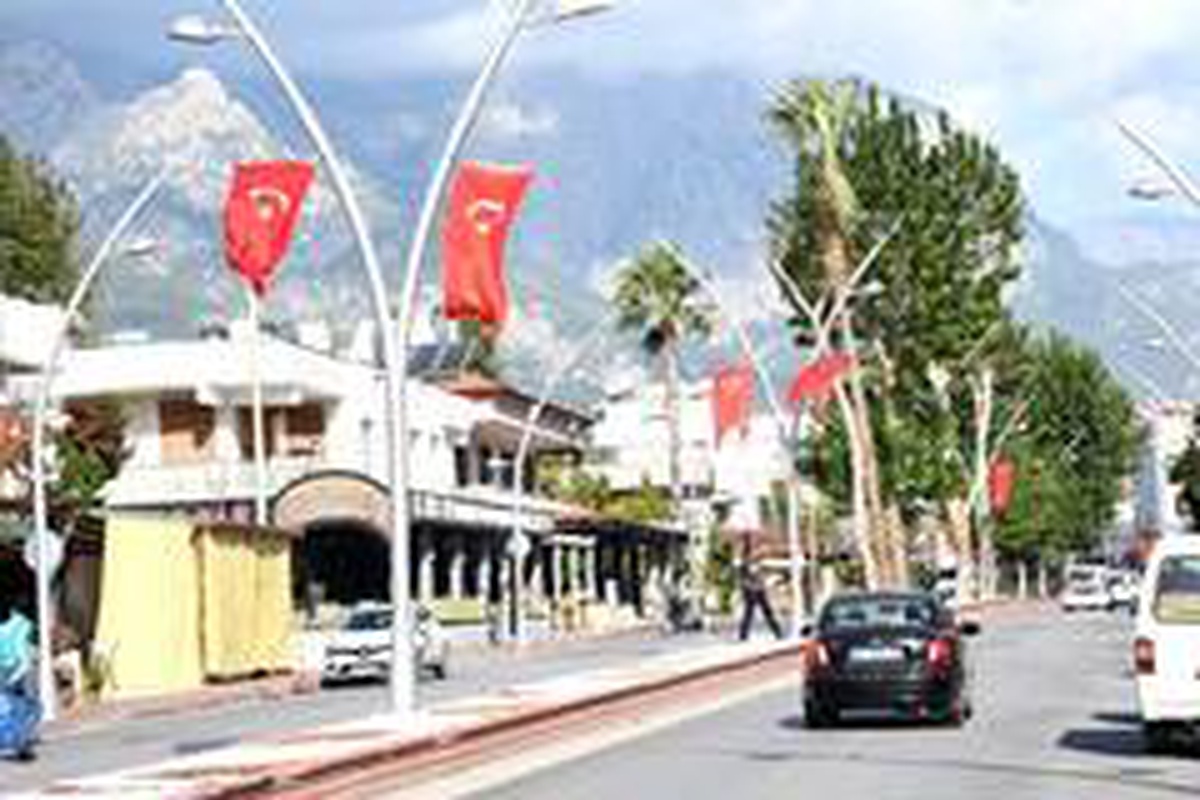 Kemer Türk bayraklarıyla süslendi