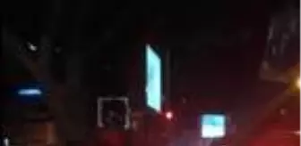 Kırmızı ışıkta beklerken, motosikletinin üzerinde oynadı