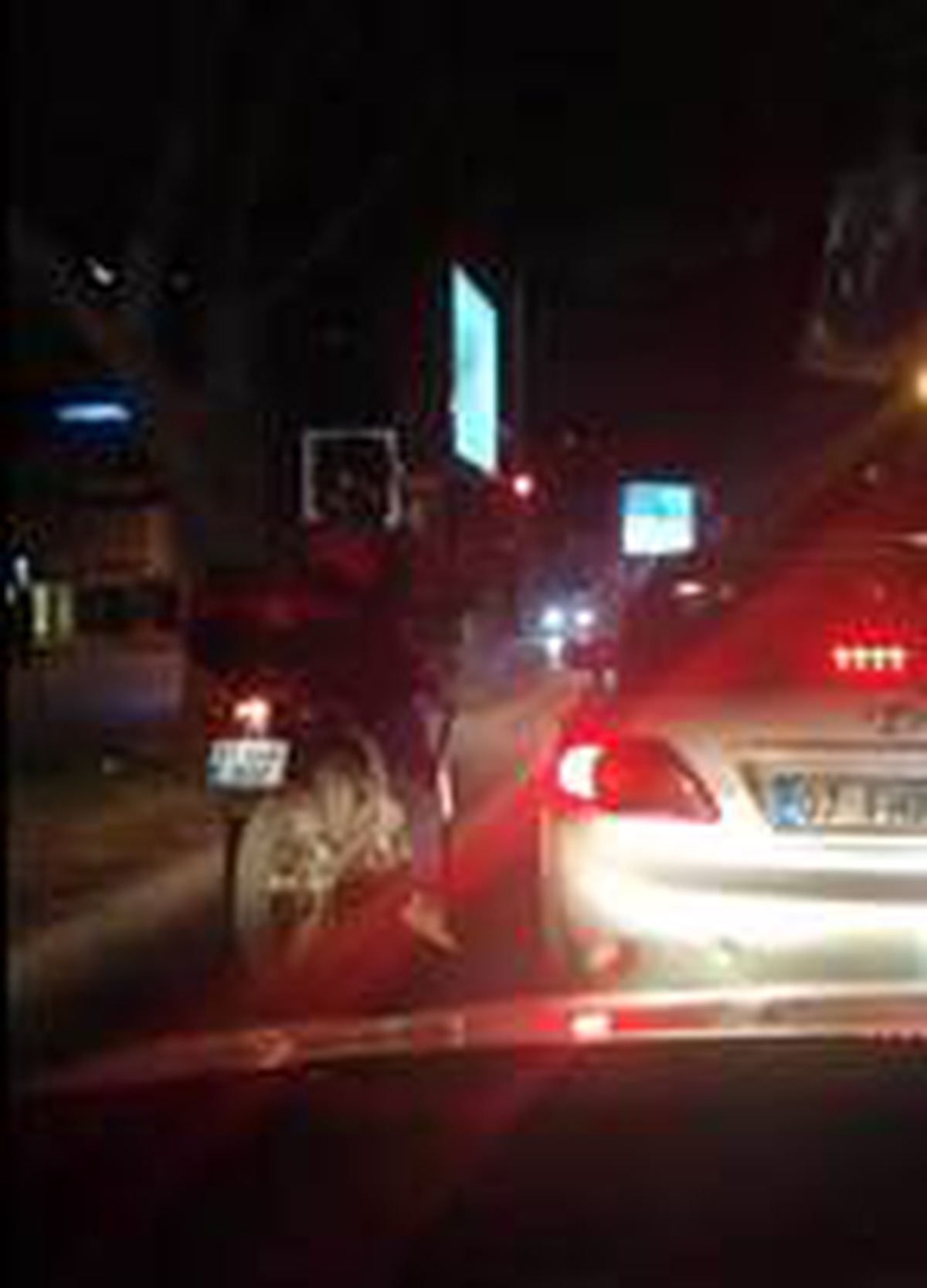 Kırmızı ışıkta beklerken, motosikletinin üzerinde oynadı