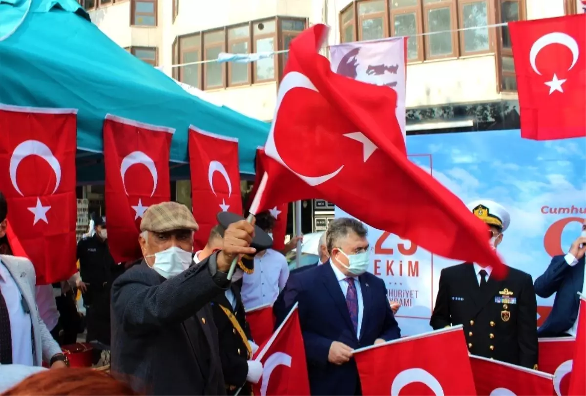 Kocaeli dağıtılan 97 bin Türk bayrağı ile sokaklar kırmızı beyaza büründü