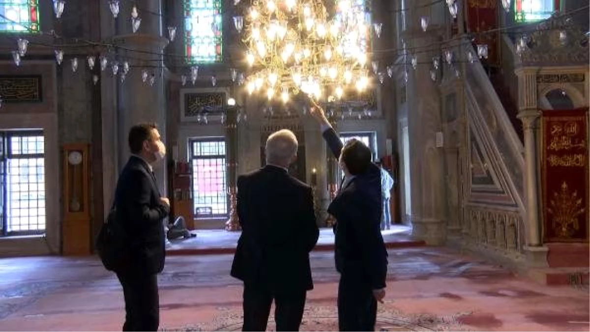 Laleli Camii\'nde eleştirilere neden olan ampuller değiştiriliyor