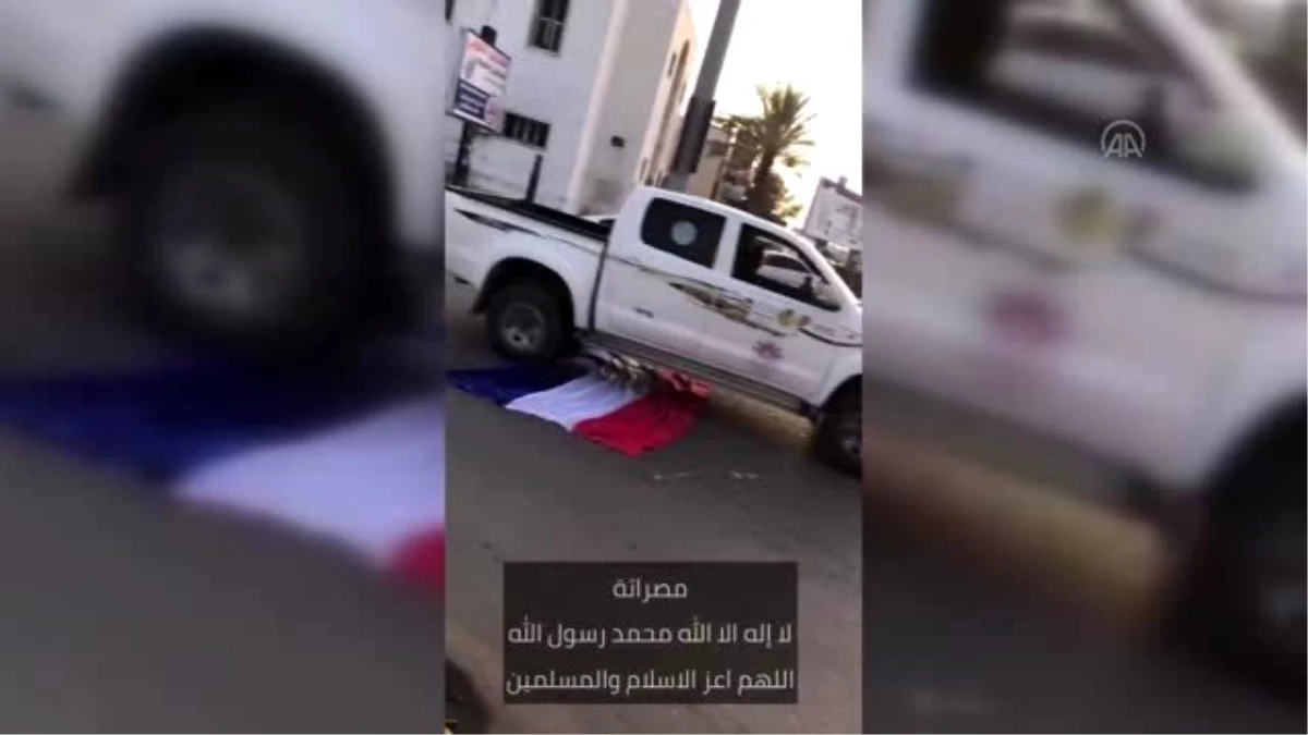 Libya\'da İslam\'a hakaret eden Macron\'a tepki amacıyla Fransız bayrağının üzerinden araçlarla geçildi