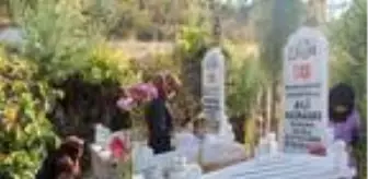 Madenci çocukları yüzünü göremedikleri babalarının mezarını ziyaret etti