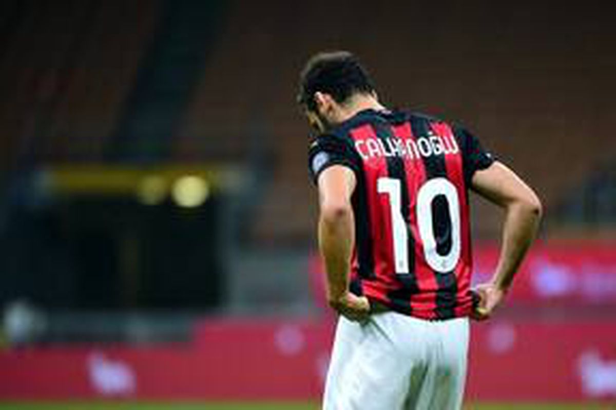 Manchester United Hakan Çalhanoğlu'na 5 yıllık teklifte bulundu