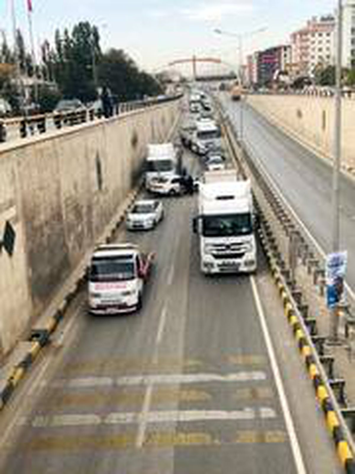 Otomobil duvara çarptı: 1 yaralı