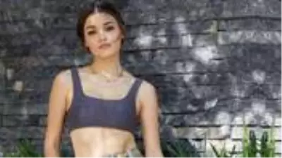 Oyuncu Hande Erçel'in dekolteli pozlarına beğeni yağdı