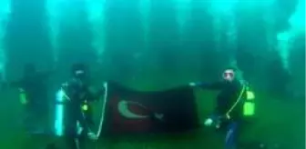 Su altında Cumhuriyet'i kutladılar