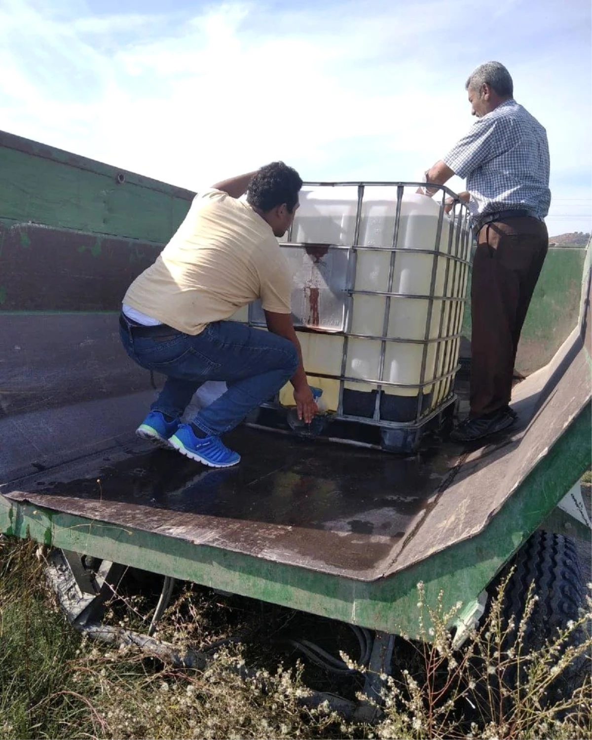 Sulama kanalından balık kurtarma operasyonu