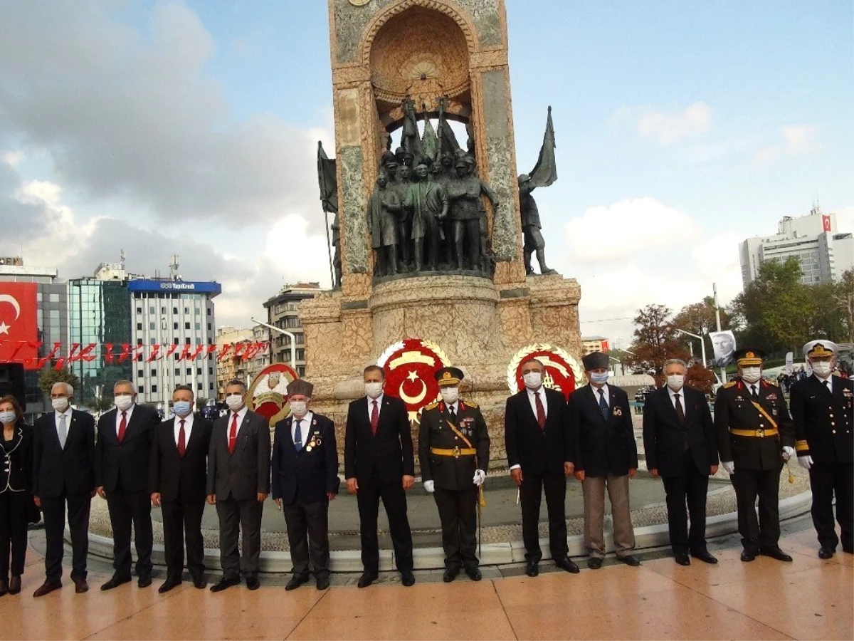 Son dakika haberi: Taksim\'de 29 Ekim Cumhuriyet Bayramı öncesi tören düzenlendi