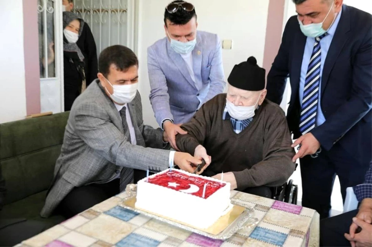 Vali Arslantaş\'tan Cumhuriyet doğumlu Mehmet dedeye doğum günü sürprizi