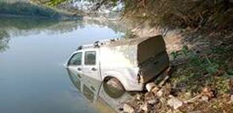 Yaşlı adam aracıyla dereye uçtu