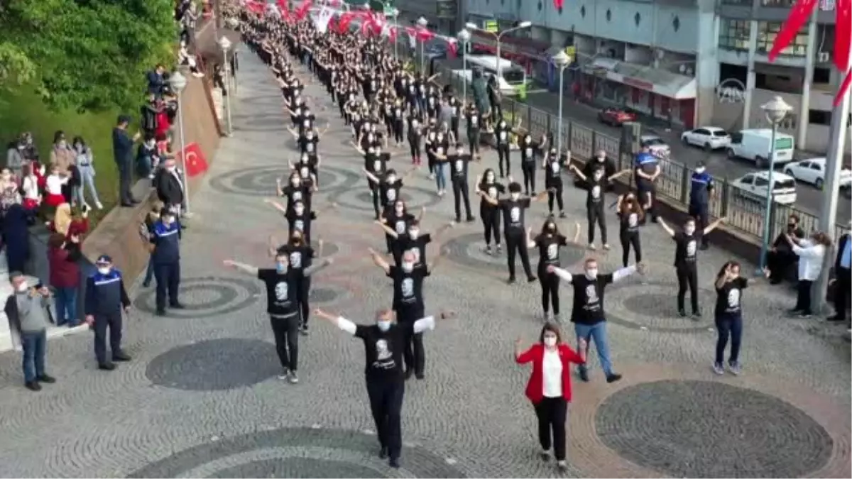 1000 kişi Cumhuriyet Bayramı\'nı zeybek oynayarak kutladı