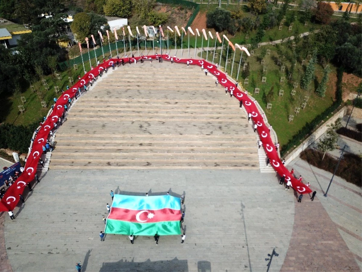 97 metrelik dev Türk bayrağı, Cumhuriyet Bayramı\'na özel Pendik Millet Bahçesi\'nde açıldı