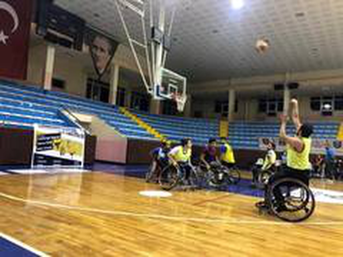 Erzurum\'da basketler "Cumhuriyet" için atıldı