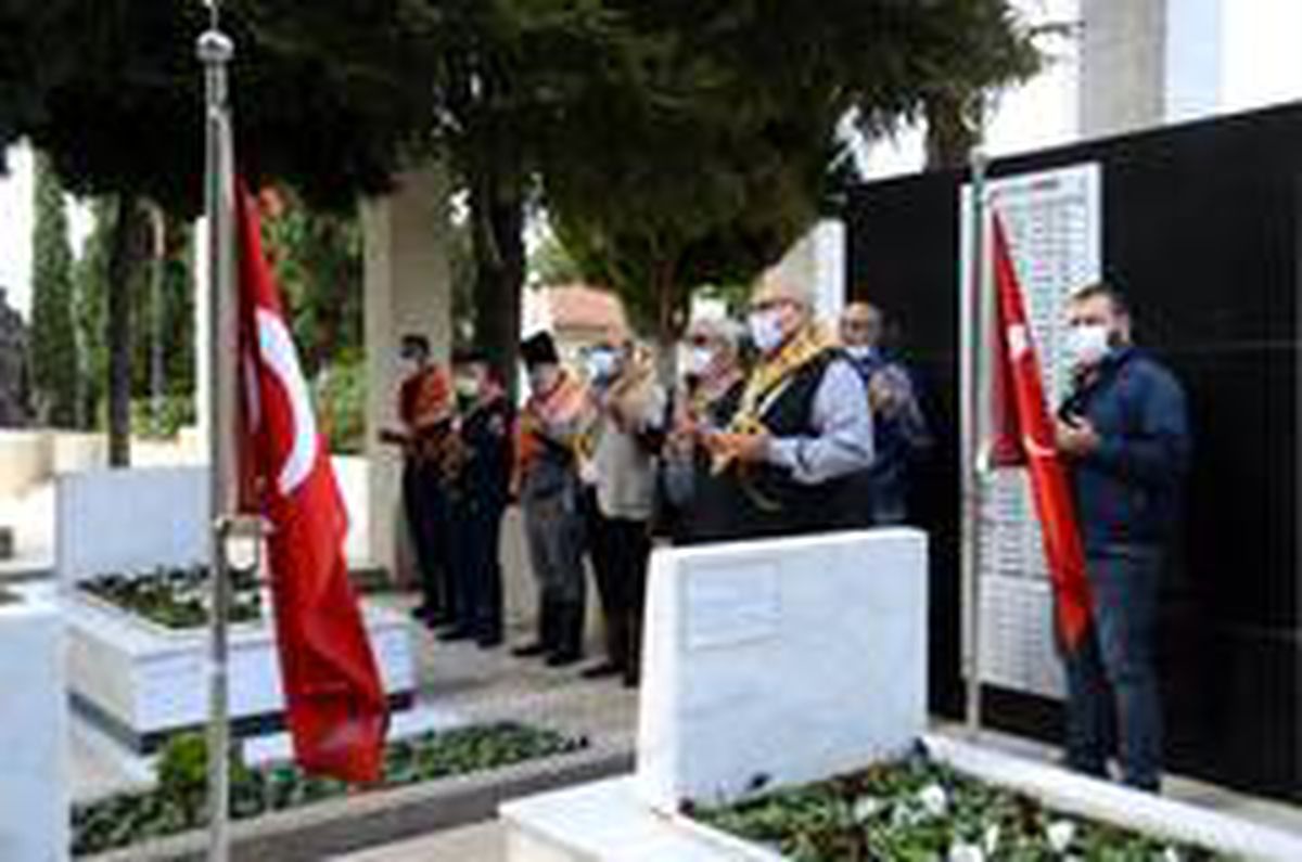 Bayramı şehitlikte kutladılar