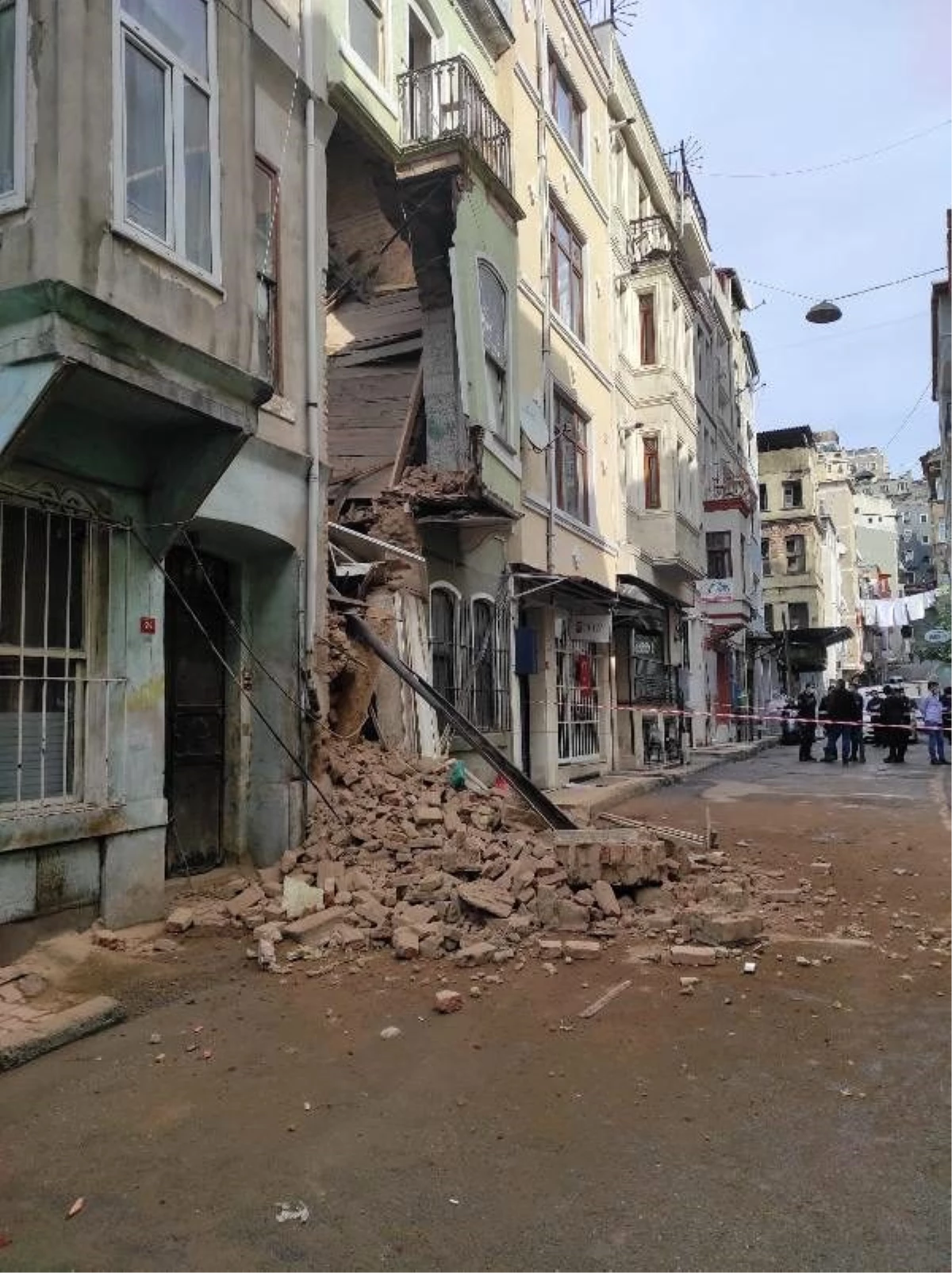 Beyoğlu\'nda 2 katlı boş bina çöktü-1