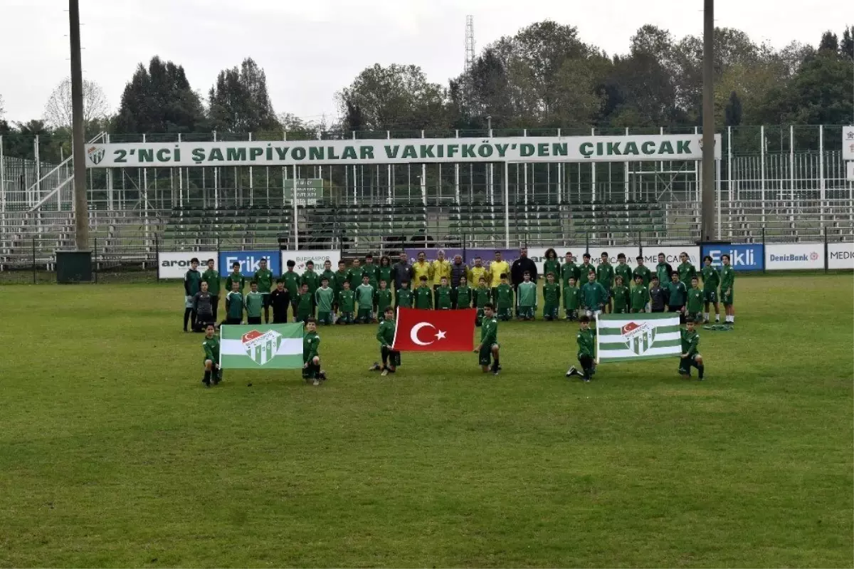 Bursaspor Kulübü\'nün gençleri 29 Ekim Cumhuriyet Bayramı\'nı kutladı