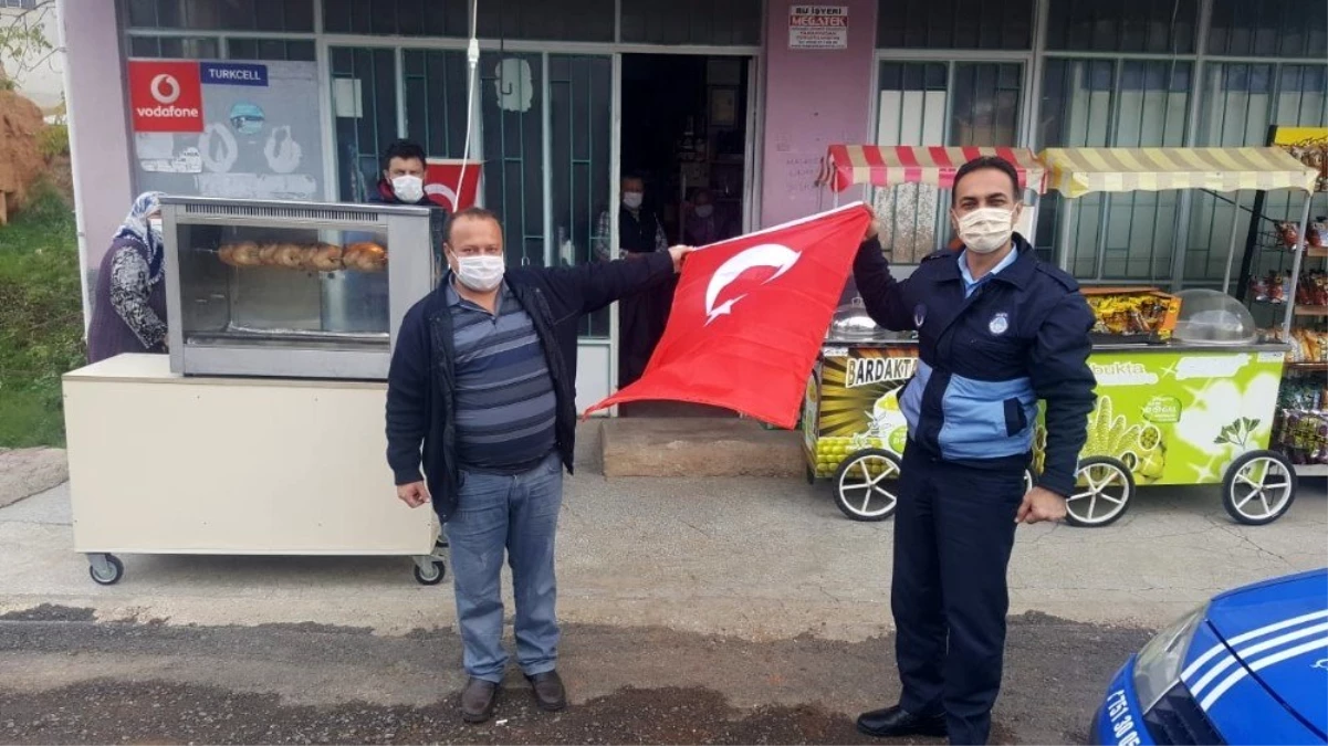 Çal\'da Belediyesi 2 bin adet Türk bayrağı dağıttı