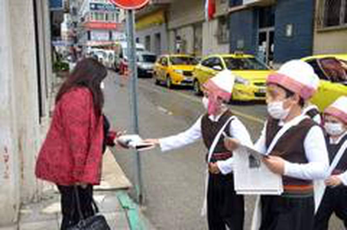Çocuklar "Cumhuriyet"i haber verdi