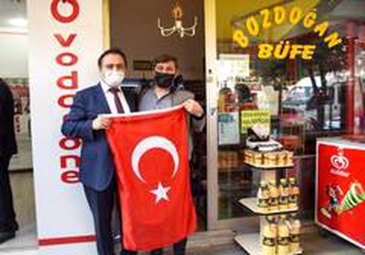 Cumhuriyet Bayramı dolayısıyla esnafa Türk bayrağı dağıtıldı