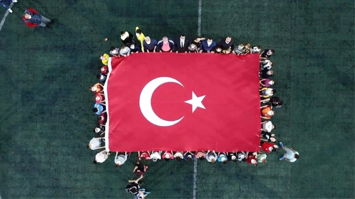 Cumhuriyet Bayramı\'nda dev Türk bayrağı açtılar
