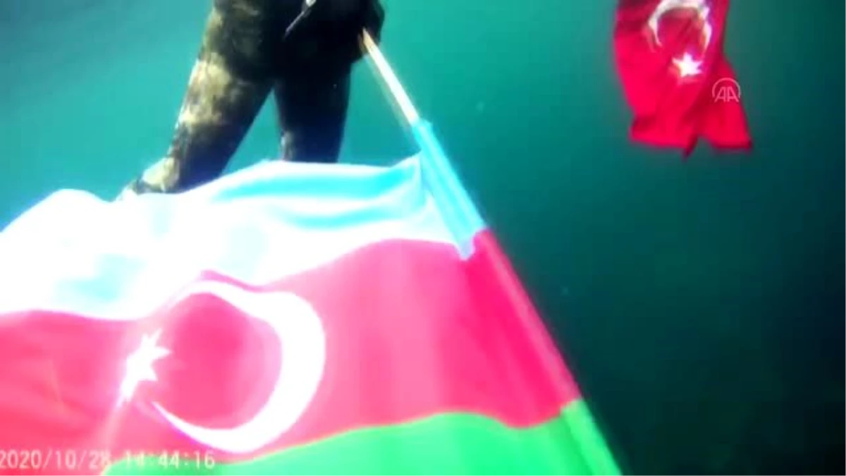 Cumhuriyet Bayramını Türkiye ve Azerbaycan bayraklarıyla dalış yaparak kutladı