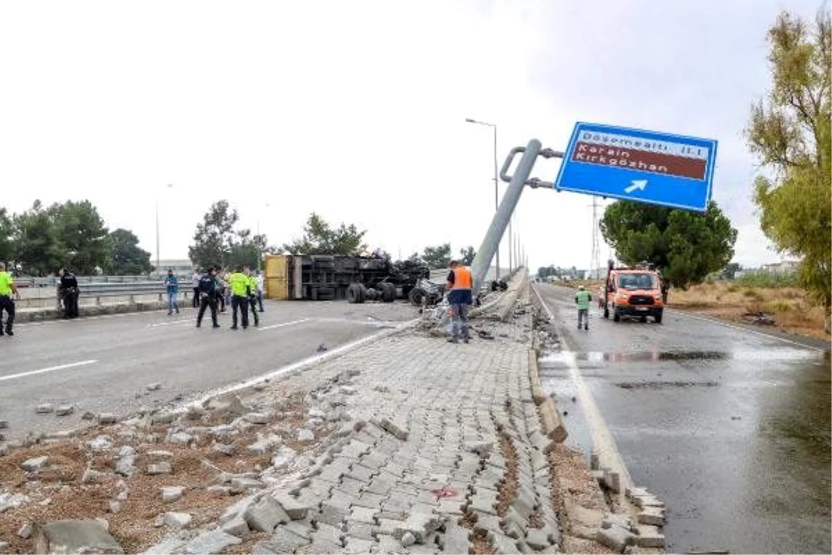 Direğe çarpıp devrilen kargo kamyonunun tekerlekleri koptu