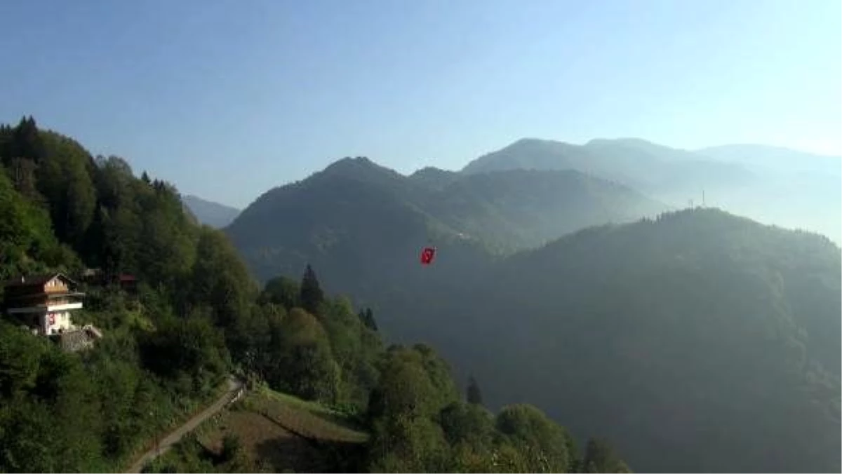 Dronla Türk bayrağı uçurdular