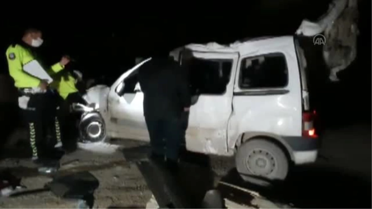 Kırşehir\'de elektrik direğine çarpan hafif ticari aracın sürücüsü öldü