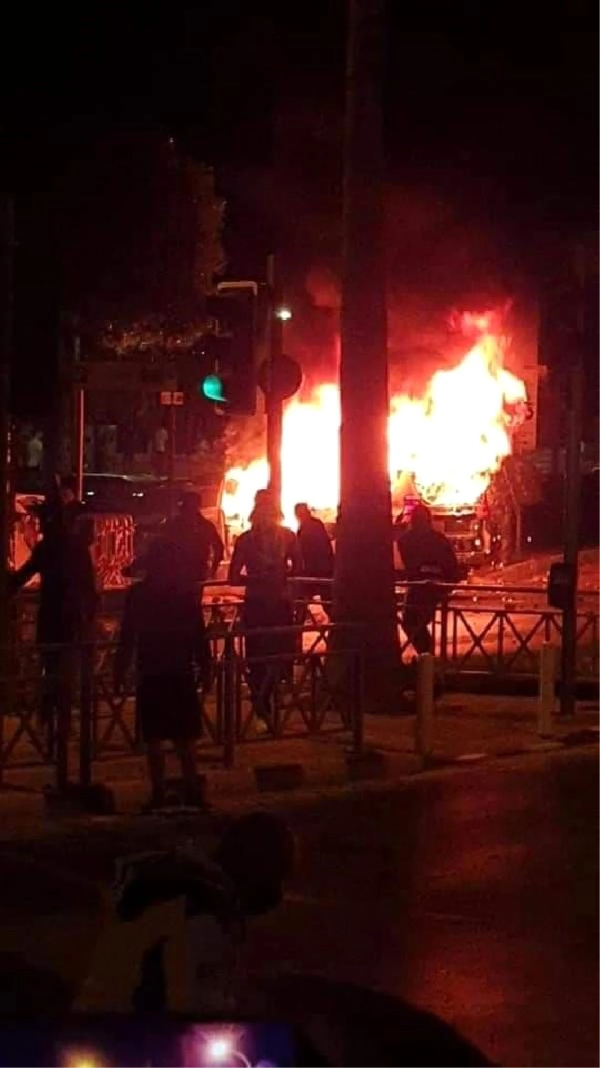 Son dakika: Güney Kıbrıs\'ta halk sokağa döküldü
