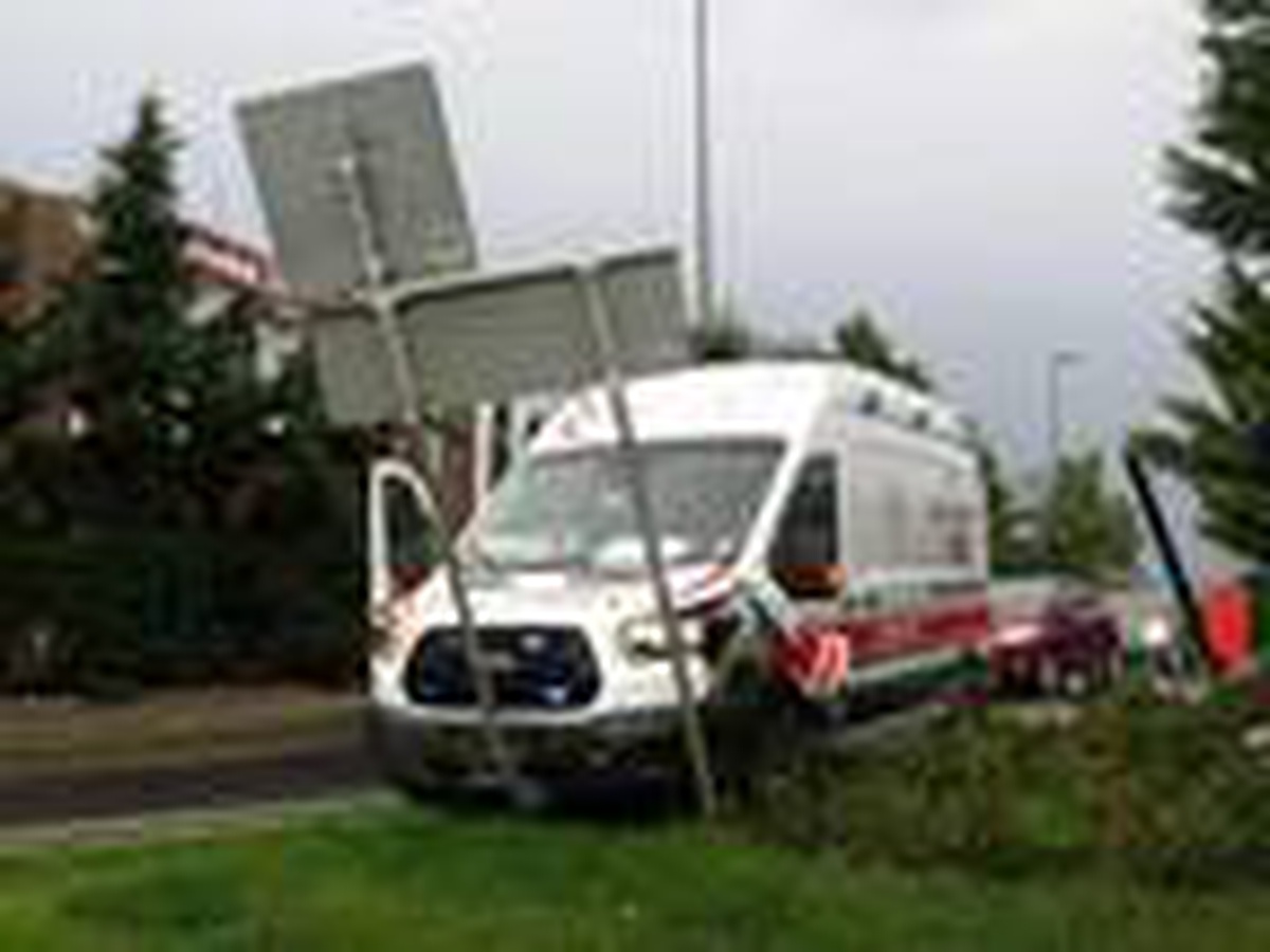 İSTANBUL\'DA YAĞIŞ ETKİLİ OLDU... AMBULANS KAYGAN YOLDA REFÜJE ÇIKTI