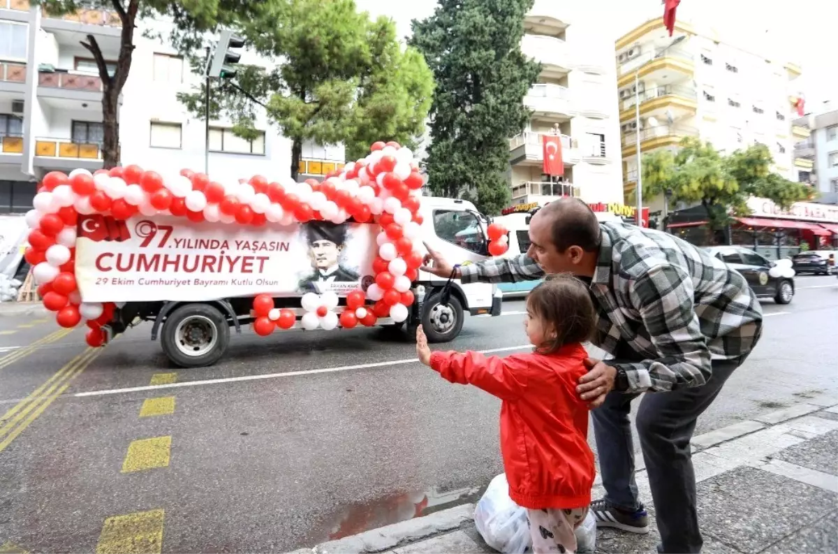 İzmir\'de Cumhuriyet coşkusu her ilçeyi sardı