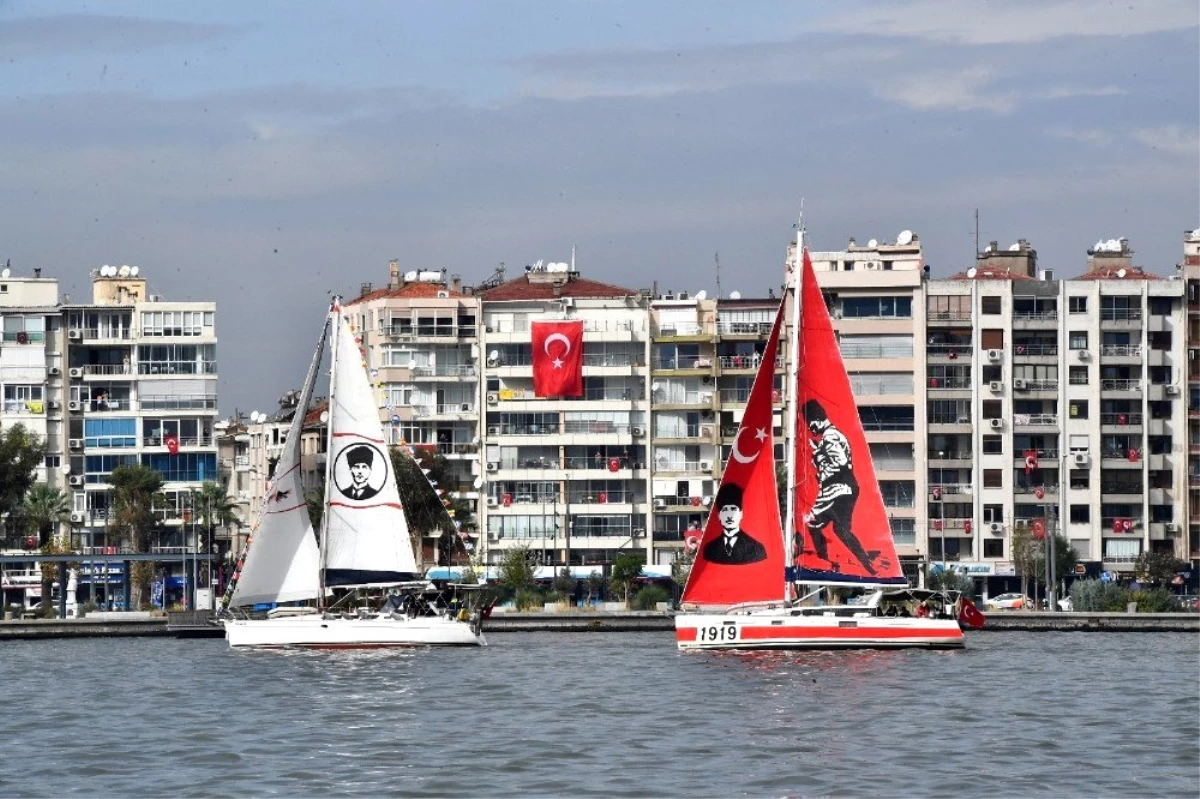 İzmir Körfezi\'ndeki teknelerden \'Cumhuriyet\' selamı