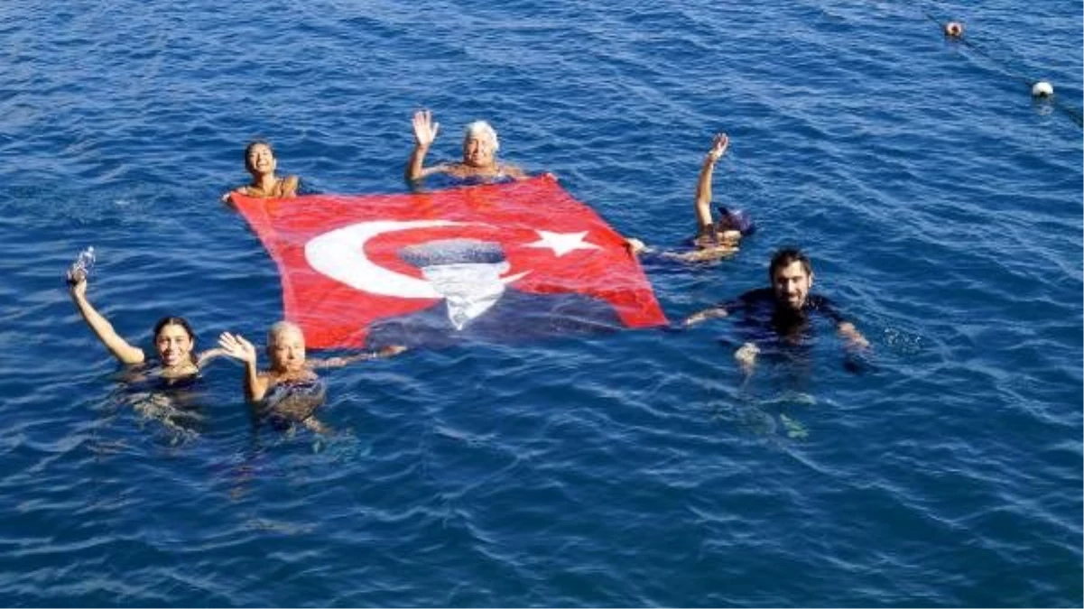 Kadınlar denizde bayrak açıp, Cumhuriyet Bayramı\'nı kutladı