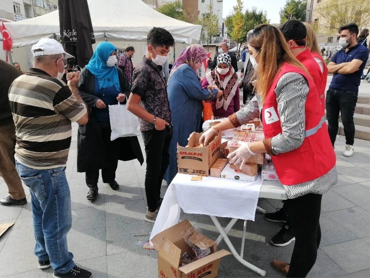 Kızılay kan toplayıp, lokumlu bisküvi ikram etti